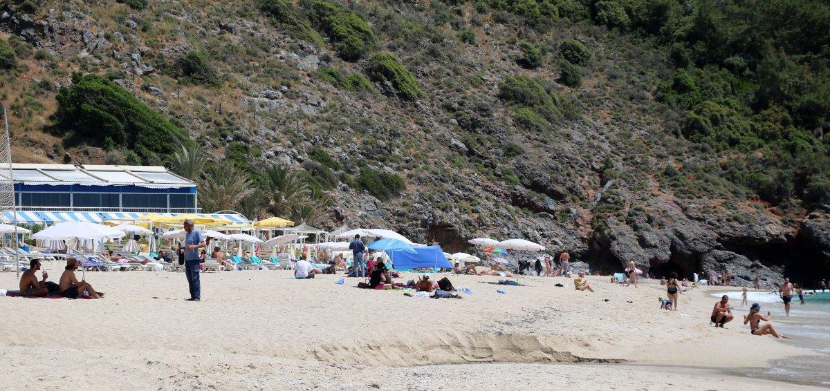 Deniz, kum, güneş: Antalya'da plajlar turistlere kaldı