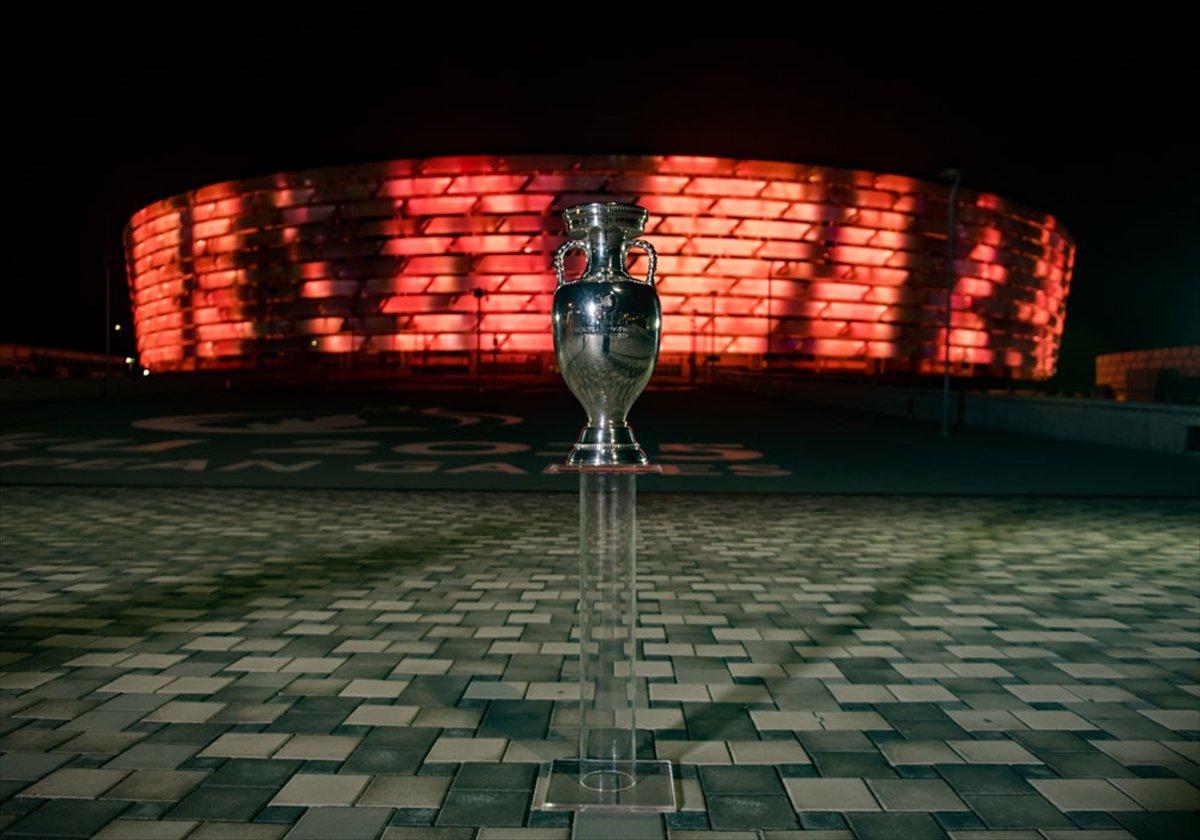 EURO 2020'nin şampiyonluk kupası Bakü'de sergilendi