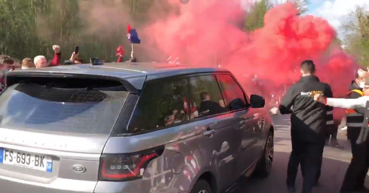 Lille taraftarlarından Burak Yılmaz'a coşkulu karşılama