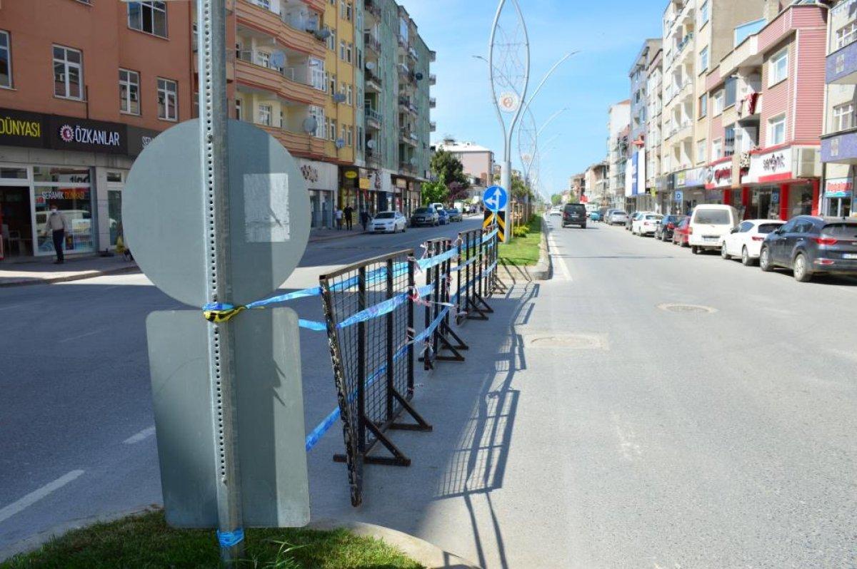 Sakarya'da, polisin denetim notalarına çektiği şeritler koparıldı