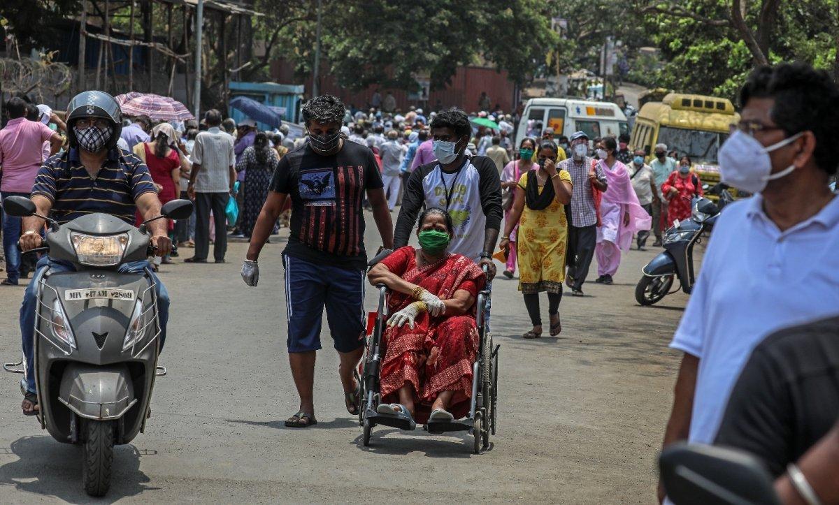 Hindistan'da koronavirüs bilançosu ağırlaşıyor