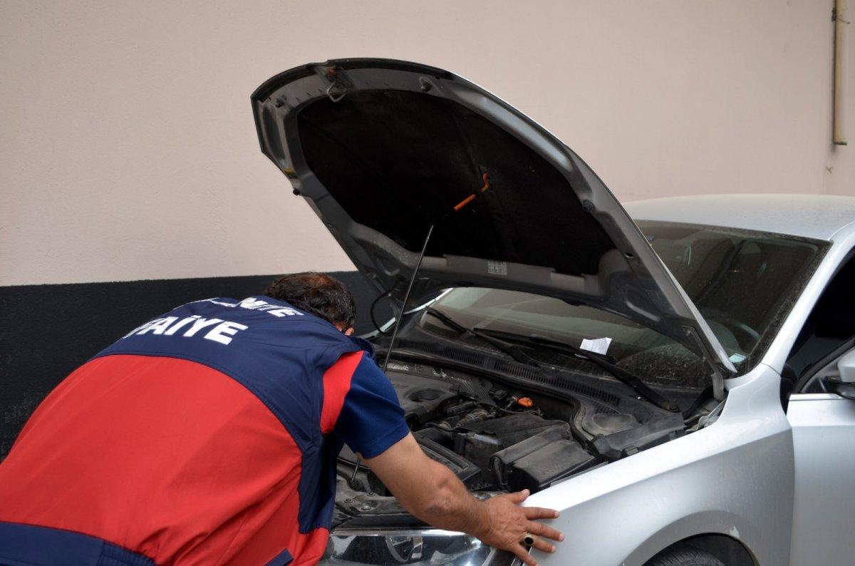 Osmaniye'de kaputa giren kediyi itfaiye kurtardı