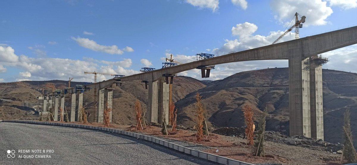 Türkiye'nin en yüksek ayaklı Eğiste Viyadüğü'nde çalışmalar sürüyor