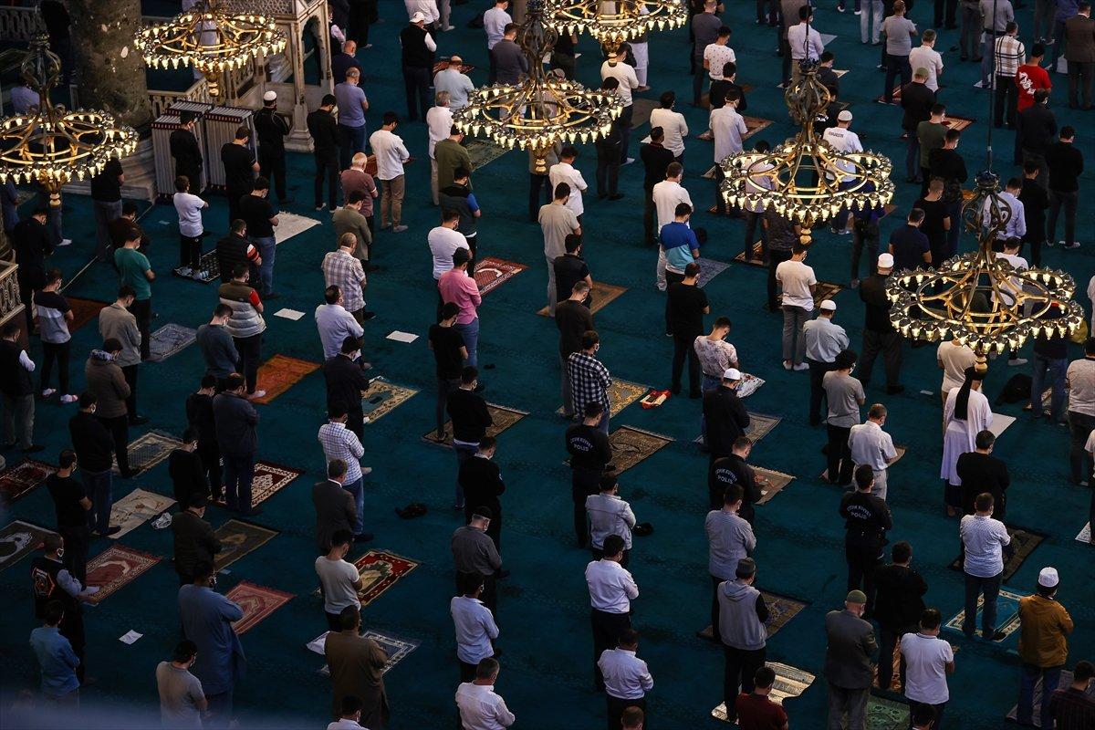 Ramazan ayının son cuma namazı koronavirüs tedbirleriyle kılındı