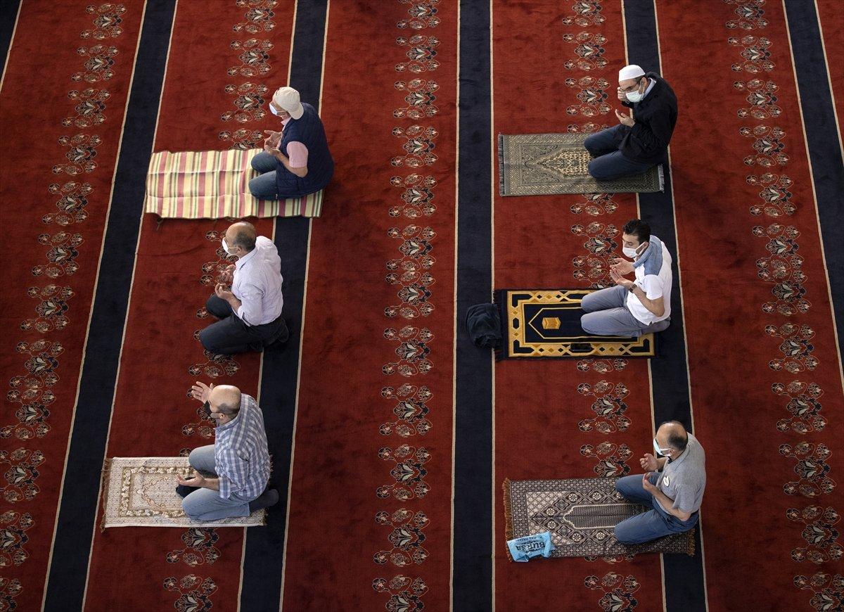 Ramazan ayının son cuma namazı koronavirüs tedbirleriyle kılındı