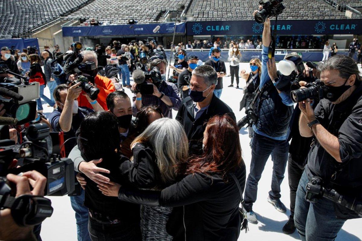 Koronavirüsün ayırdığı aileler kavuştu