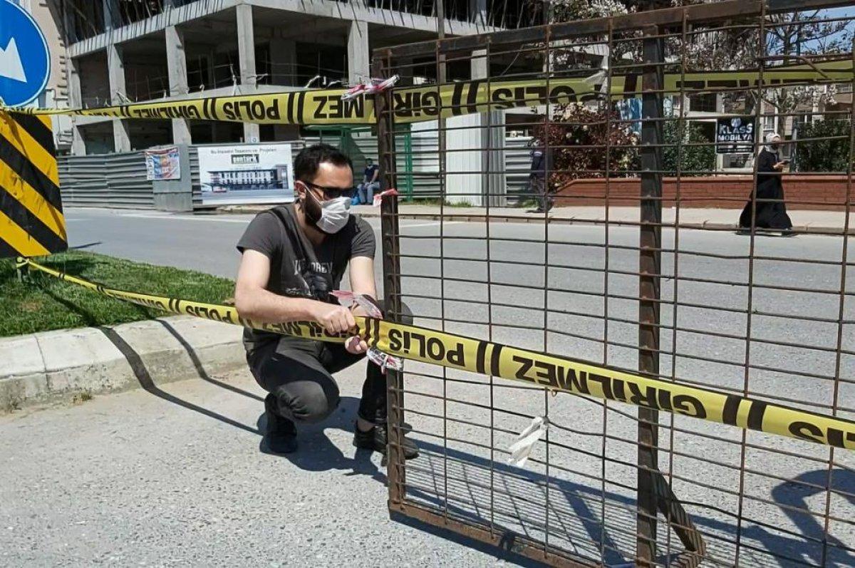 Sakarya'da, polisin denetim notalarına çektiği şeritler koparıldı