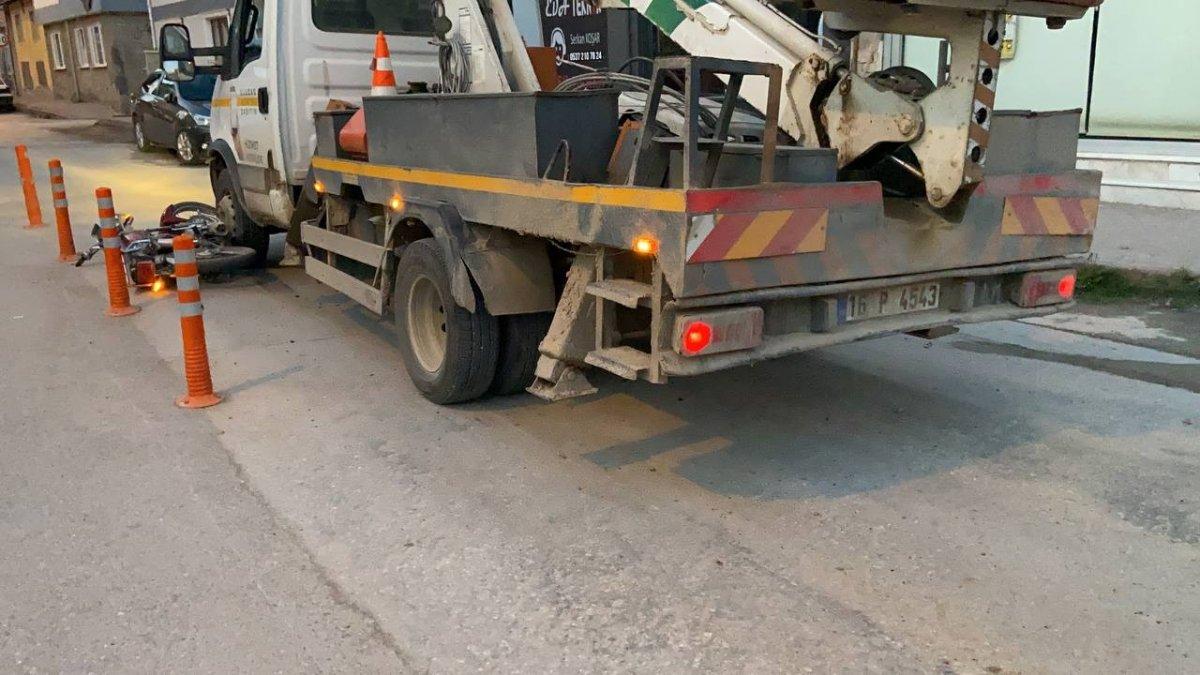 Bursa’da 16 yaşındaki motosiklet sürücüsü, kamyonetin altında kaldı