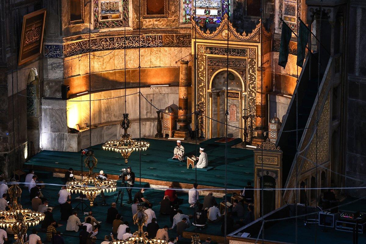 Ramazan ayının son cuma namazı koronavirüs tedbirleriyle kılındı