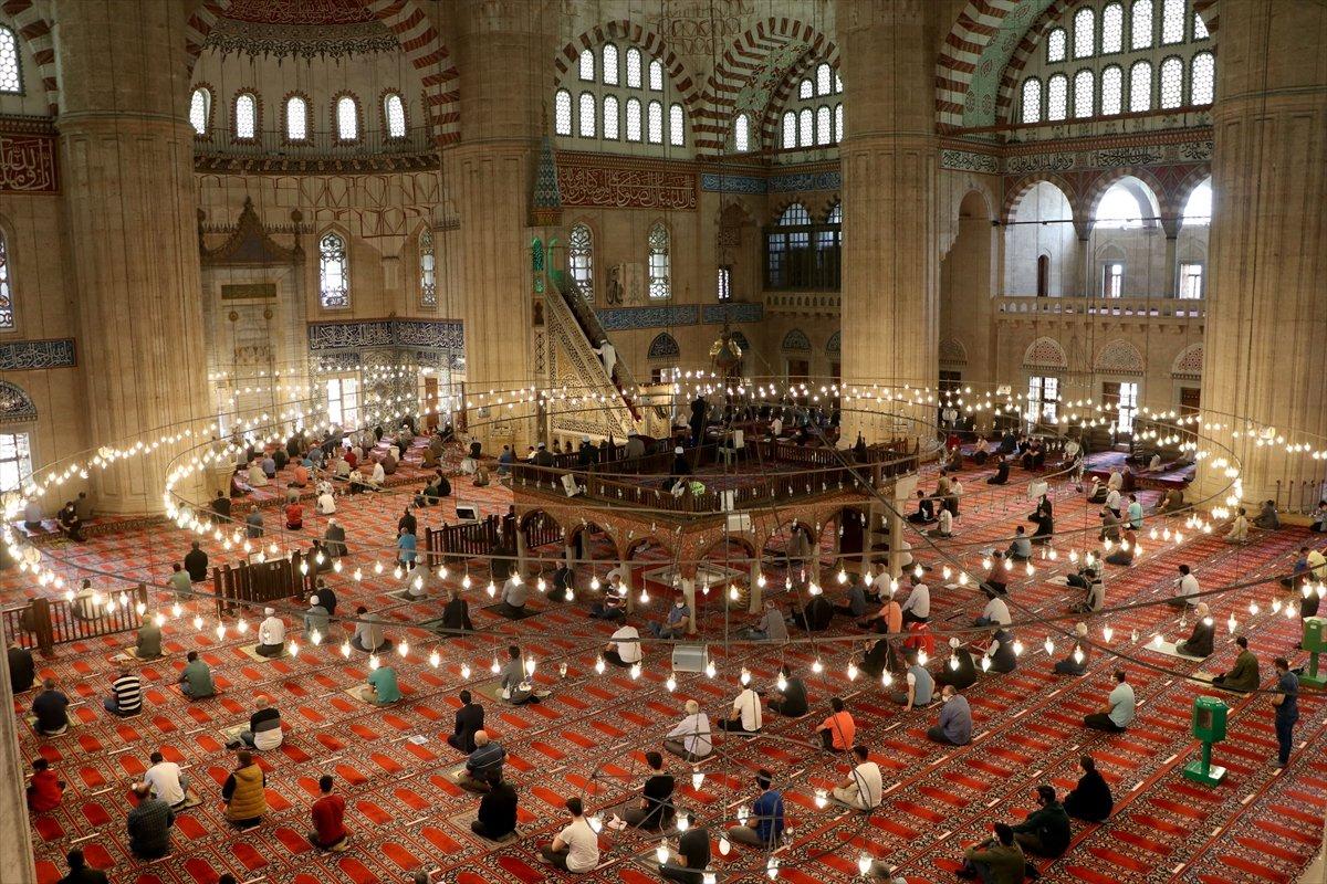 Ramazan ayının son cuma namazı koronavirüs tedbirleriyle kılındı