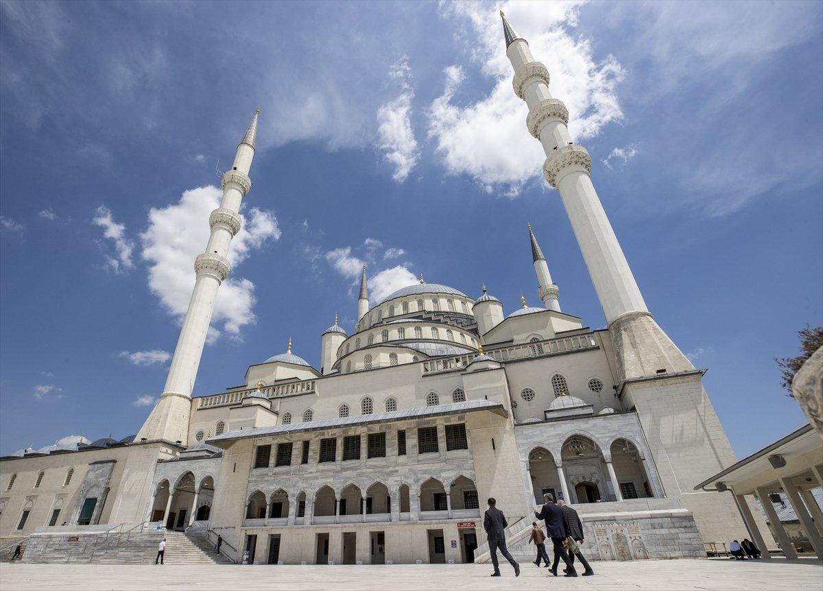 Ramazan ayının son cuma namazı koronavirüs tedbirleriyle kılındı