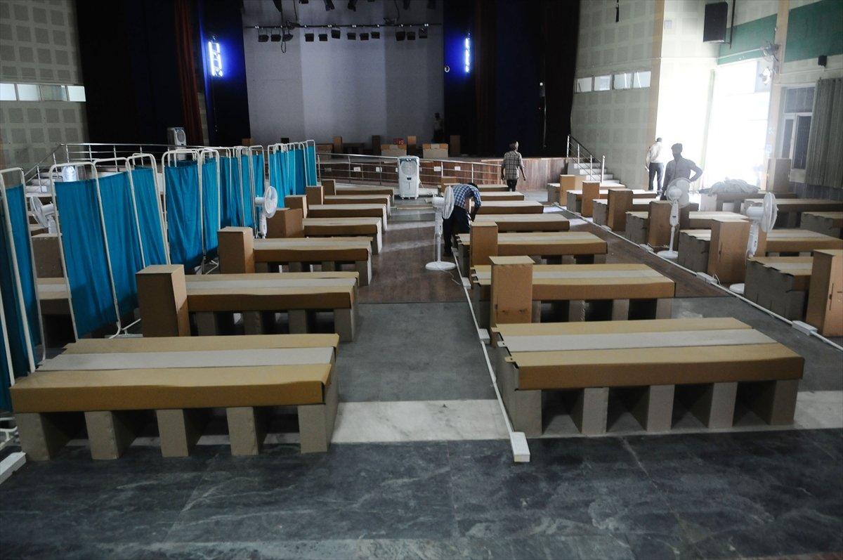 Hindistan'da karton yataklı koronavirüs bakım merkezi