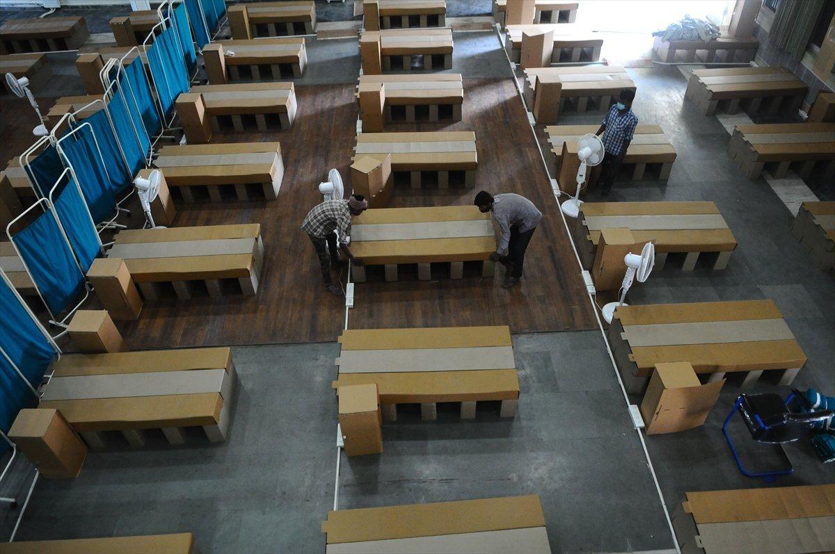 Hindistan'da karton yataklı koronavirüs bakım merkezi