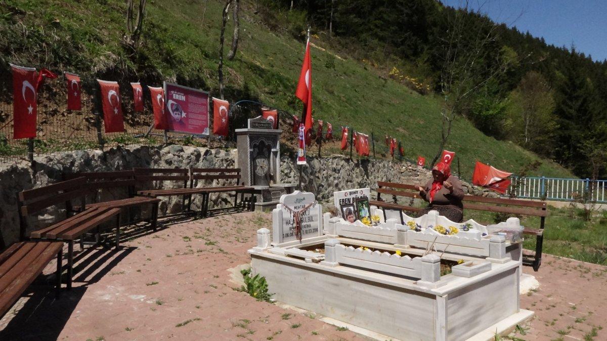 En buruk anneler günü: Şehit Eren Bülbül'ün annesi oğluna çiçek topladı