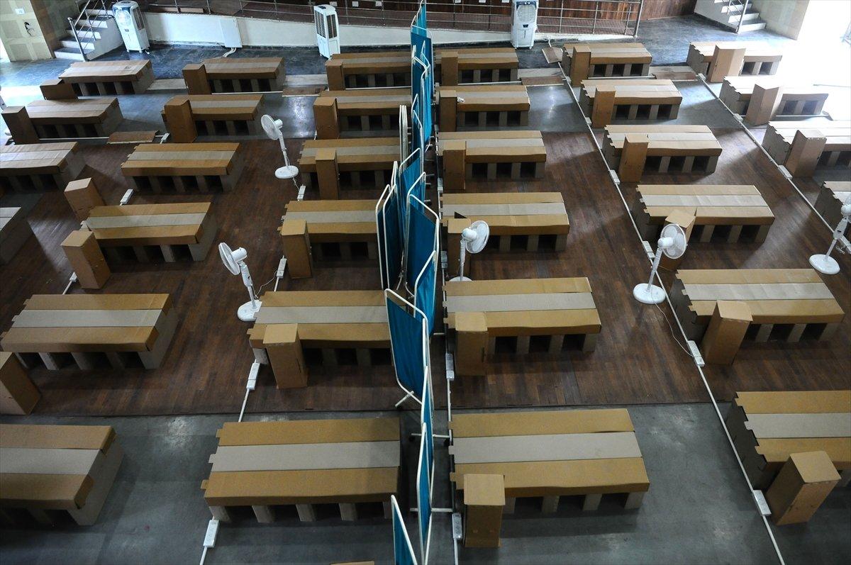 Hindistan'da karton yataklı koronavirüs bakım merkezi