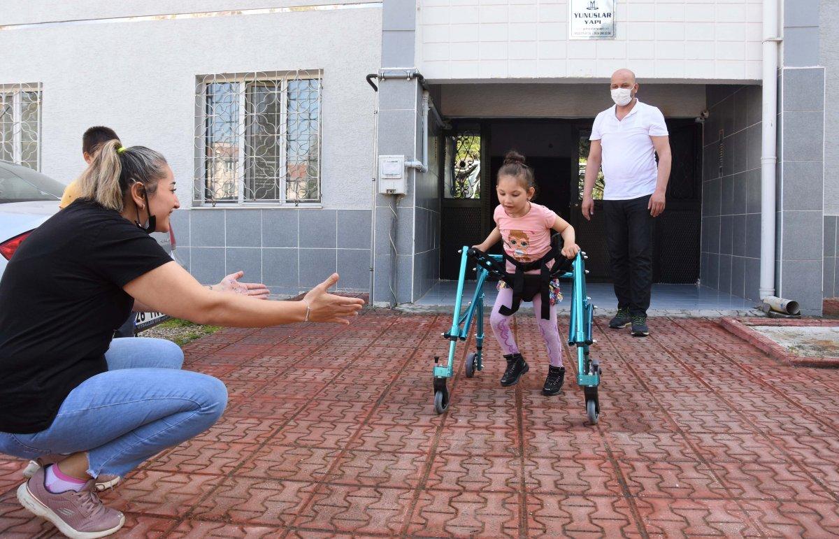 Eskişehir'de, kızının konuştuğunu görmek için mücadele ediyor