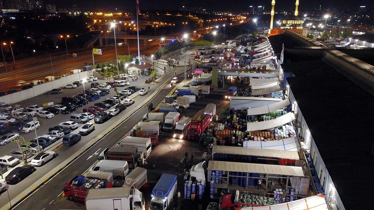 Pazar esnafı tezgah açıyor: Bayrampaşa halinde yoğunluk yaşandı