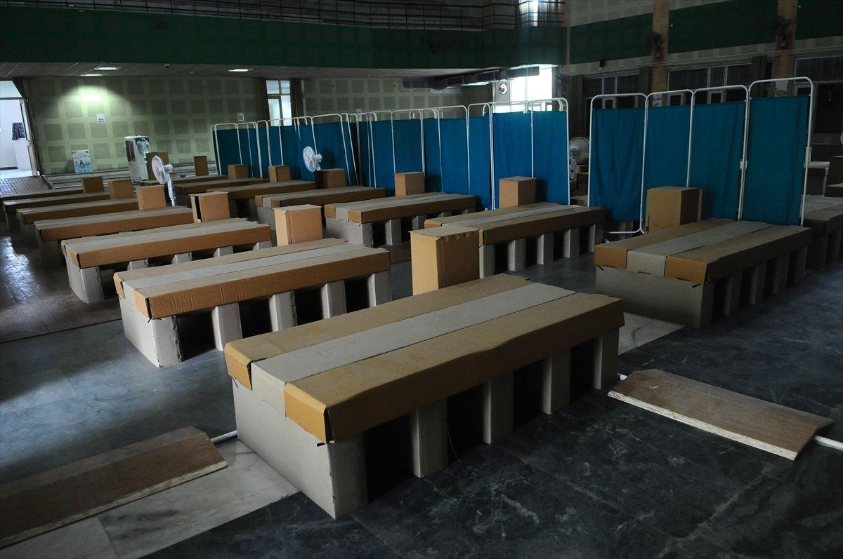 Hindistan'da karton yataklı koronavirüs bakım merkezi