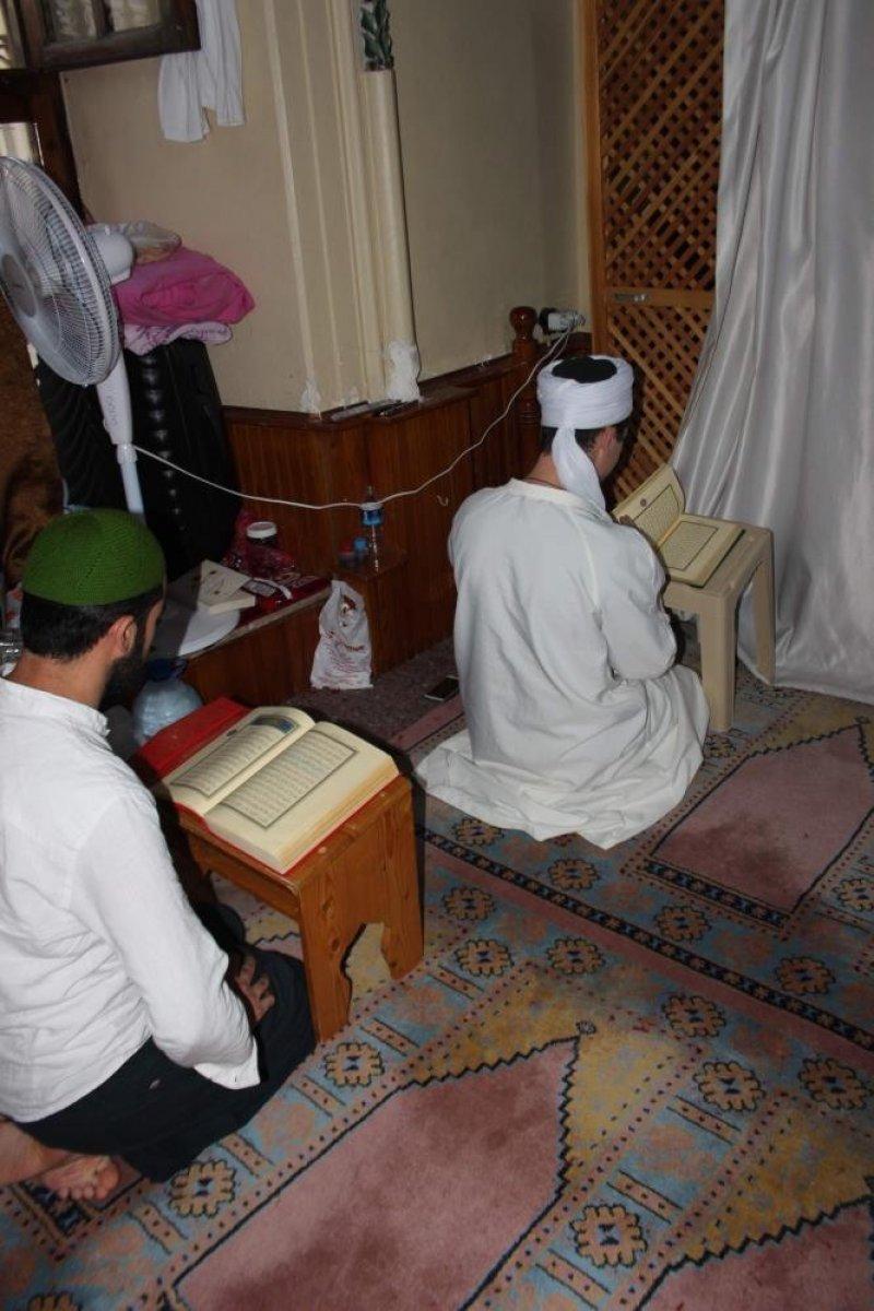 Aydın'da tan kapanma, camide itikafa girenlerin sayısını azalttı