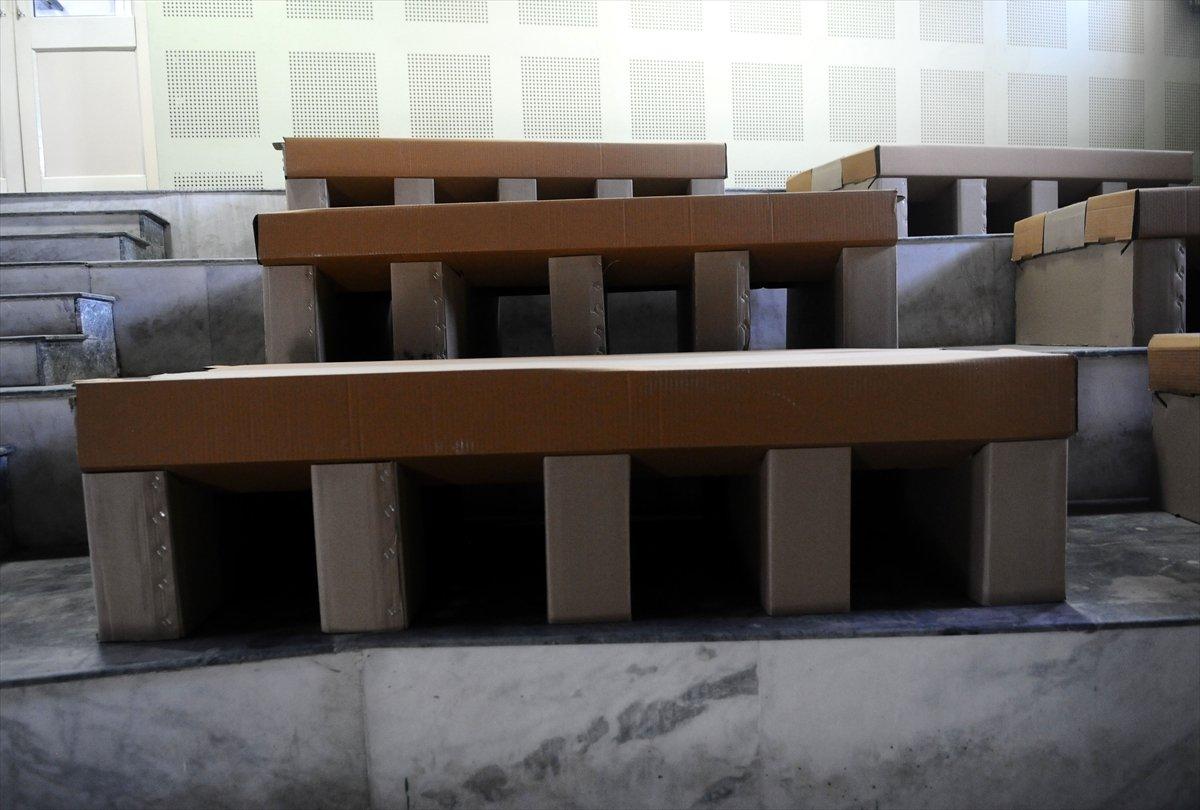 Hindistan'da karton yataklı koronavirüs bakım merkezi