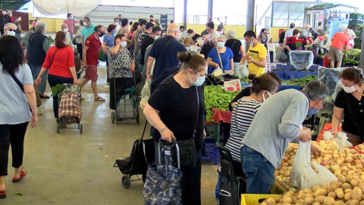 İzmirliler pazara akın etti