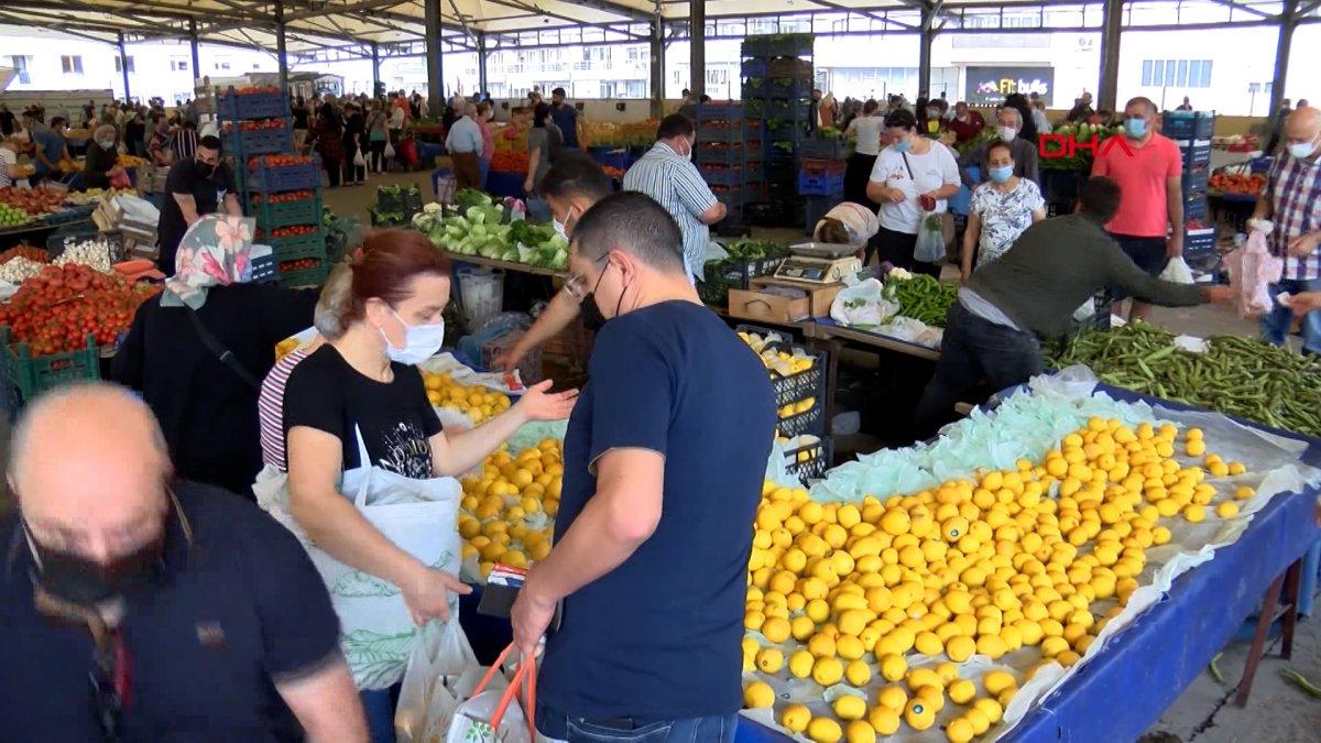 İzmirliler pazara akın etti