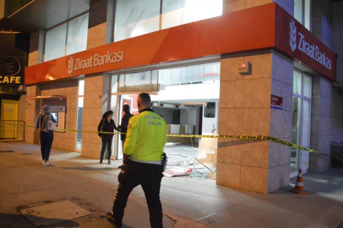 İstanbul’da makas atan otomobil bankaya girdi