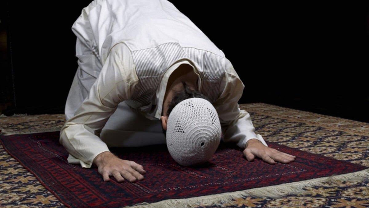 Tilavet secdesi nedir, nasıl yapılır? Tilavet secdesi duası ve ayetleri..