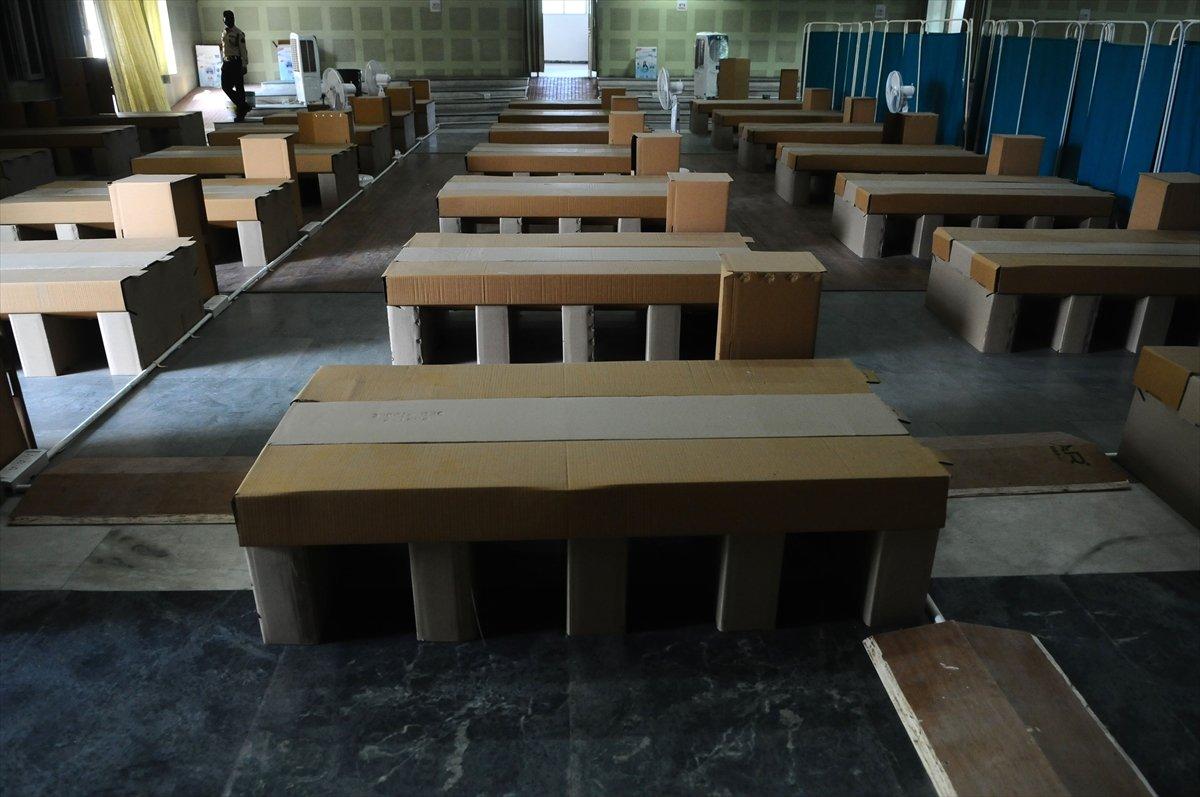 Hindistan'da karton yataklı koronavirüs bakım merkezi