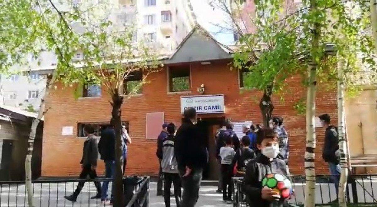 Erzurum'da polisle vatandaş arasında cami gerginliği