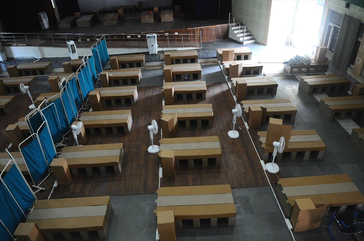 Hindistan'da karton yataklı koronavirüs bakım merkezi