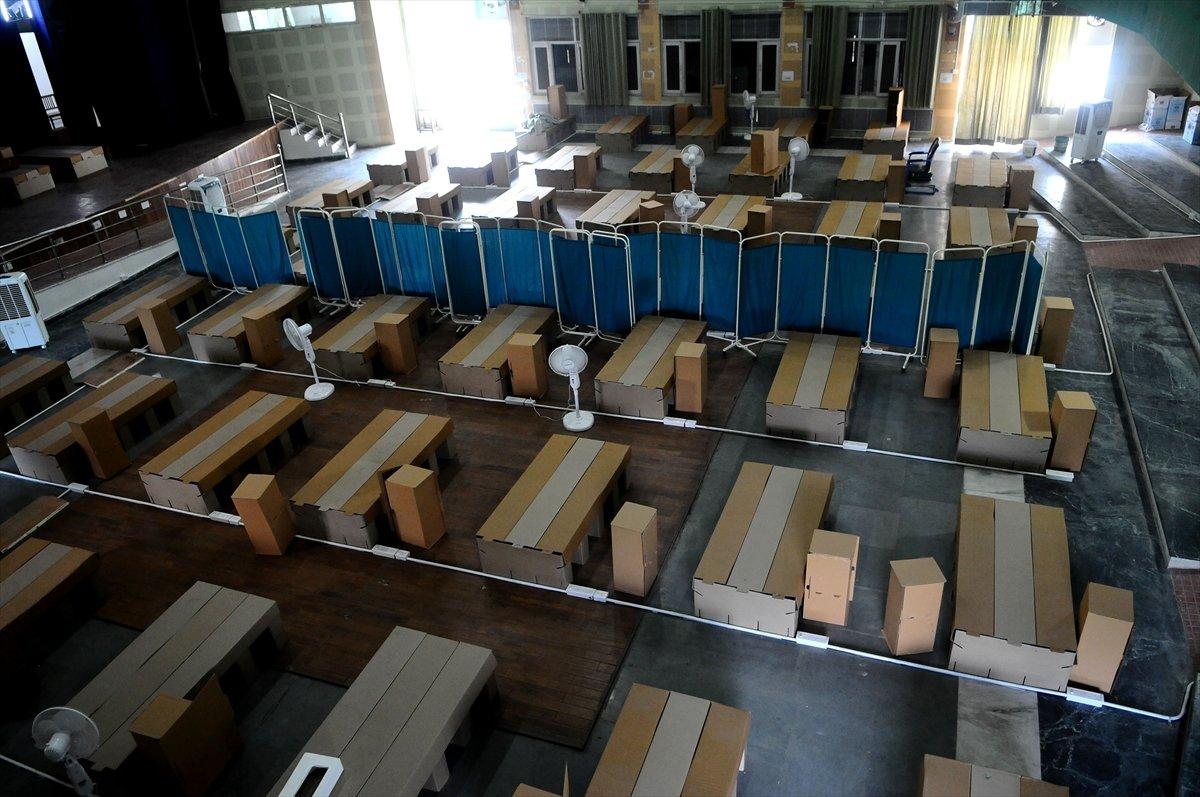 Hindistan'da karton yataklı koronavirüs bakım merkezi