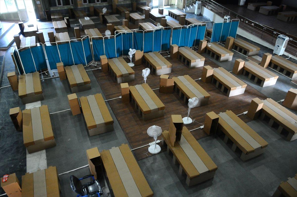 Hindistan'da karton yataklı koronavirüs bakım merkezi