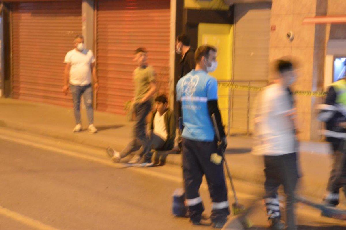 İstanbul’da makas atan otomobil bankaya girdi