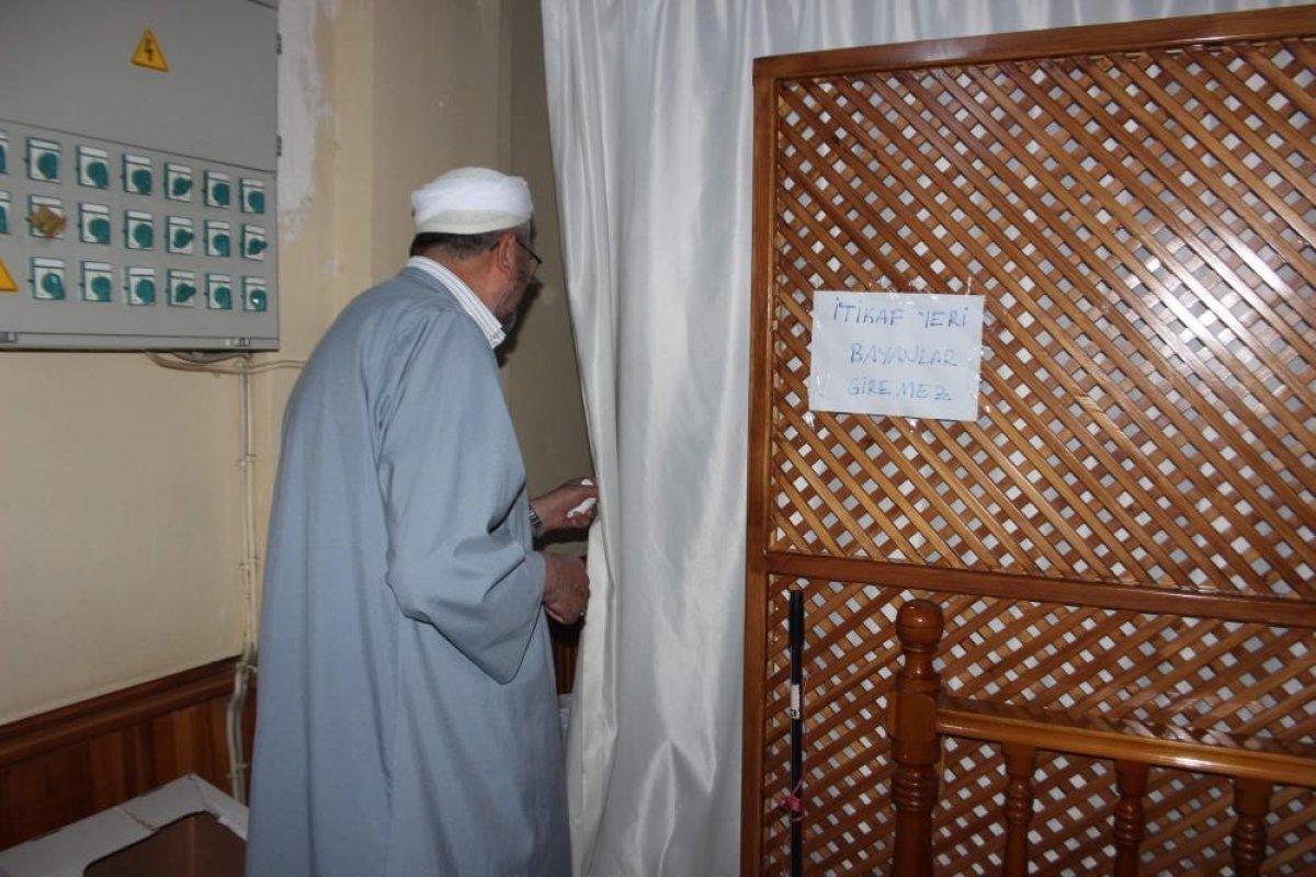 Aydın'da tan kapanma, camide itikafa girenlerin sayısını azalttı