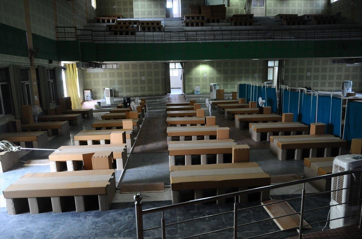 Hindistan'da karton yataklı koronavirüs bakım merkezi