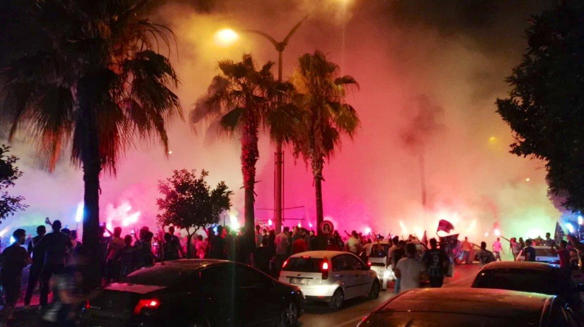 Adana Demirspor'un 26 yıl sonra gelen şampiyonluğu kentte coşkuyla kutlandı