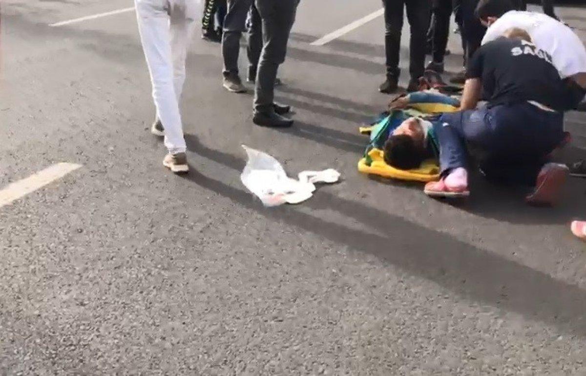 Diyarbakır’da kaçak göçmene hafif ticari araç çarptı