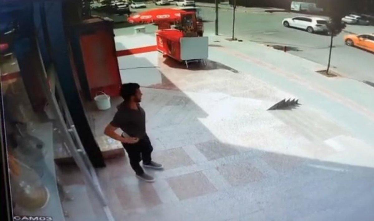 Batman'da iş yeri önündeki paketi çalıp kaçtı