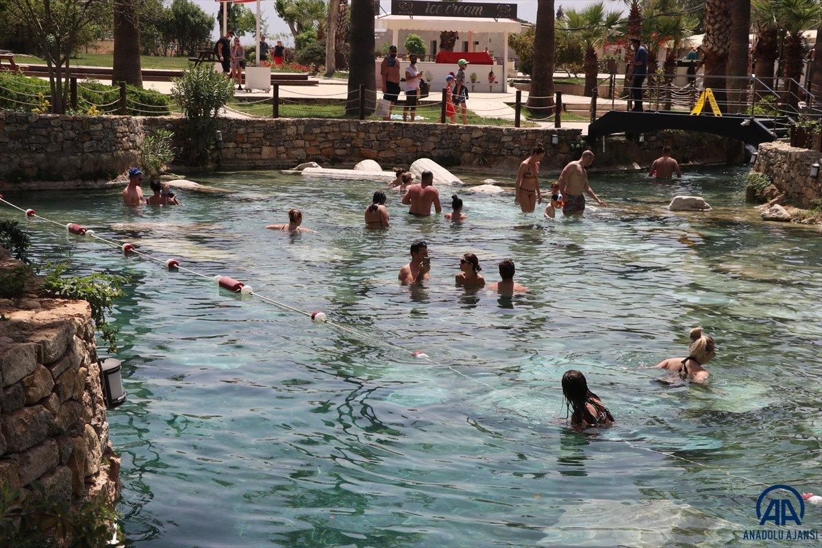 'Beyaz Cennet' Pamukkale turistlere kaldı