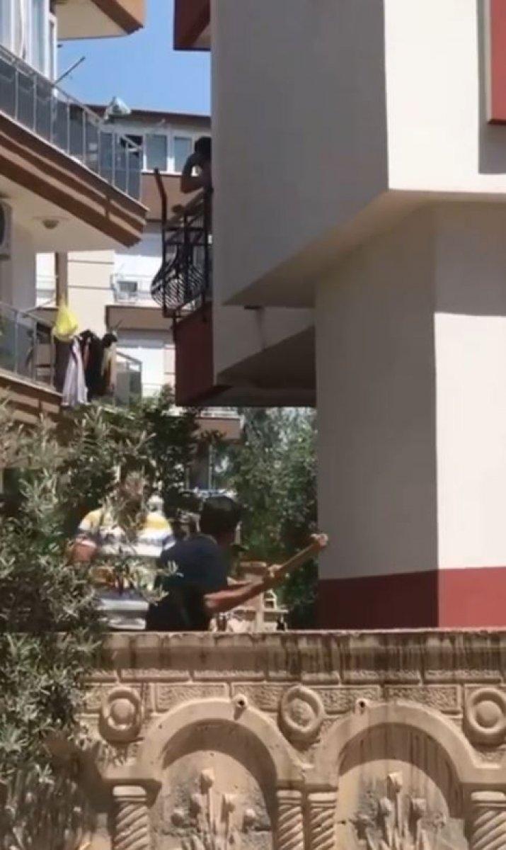 Antalya’da ev sahibi kiracısı ile tartıştı, sopayla saldırdı