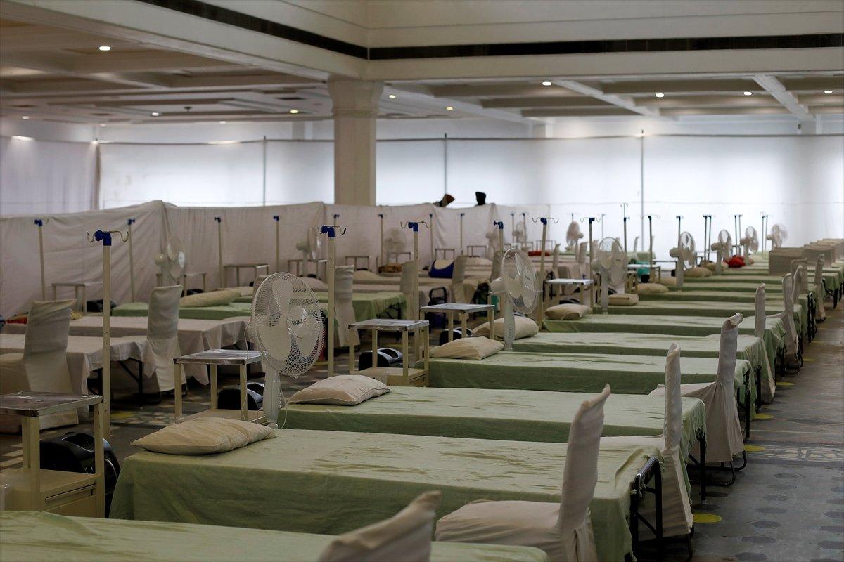 Hindistan'da ibadet alanları hastaneye dönüştürülüyor