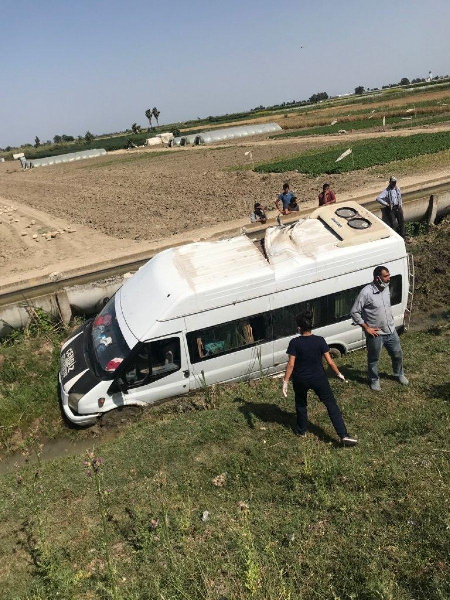 Mersin’de tarım işçilerini taşıyan minibüs şarampole yuvarlandı