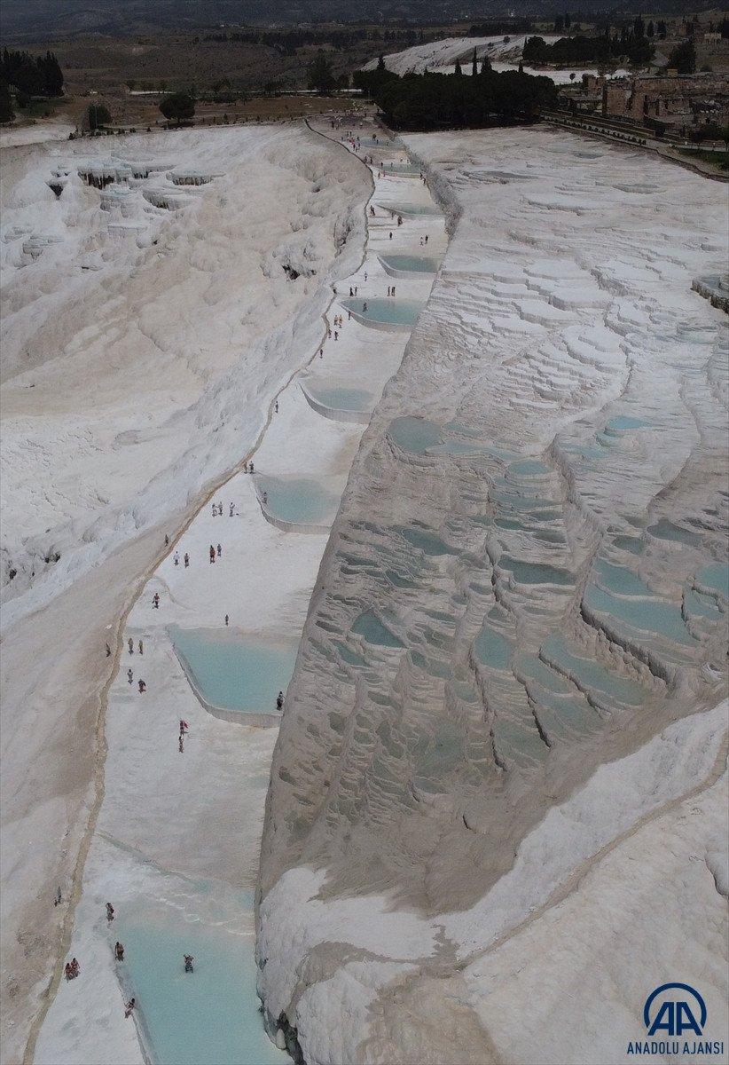 'Beyaz Cennet' Pamukkale turistlere kaldı
