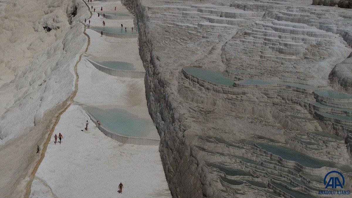 'Beyaz Cennet' Pamukkale turistlere kaldı