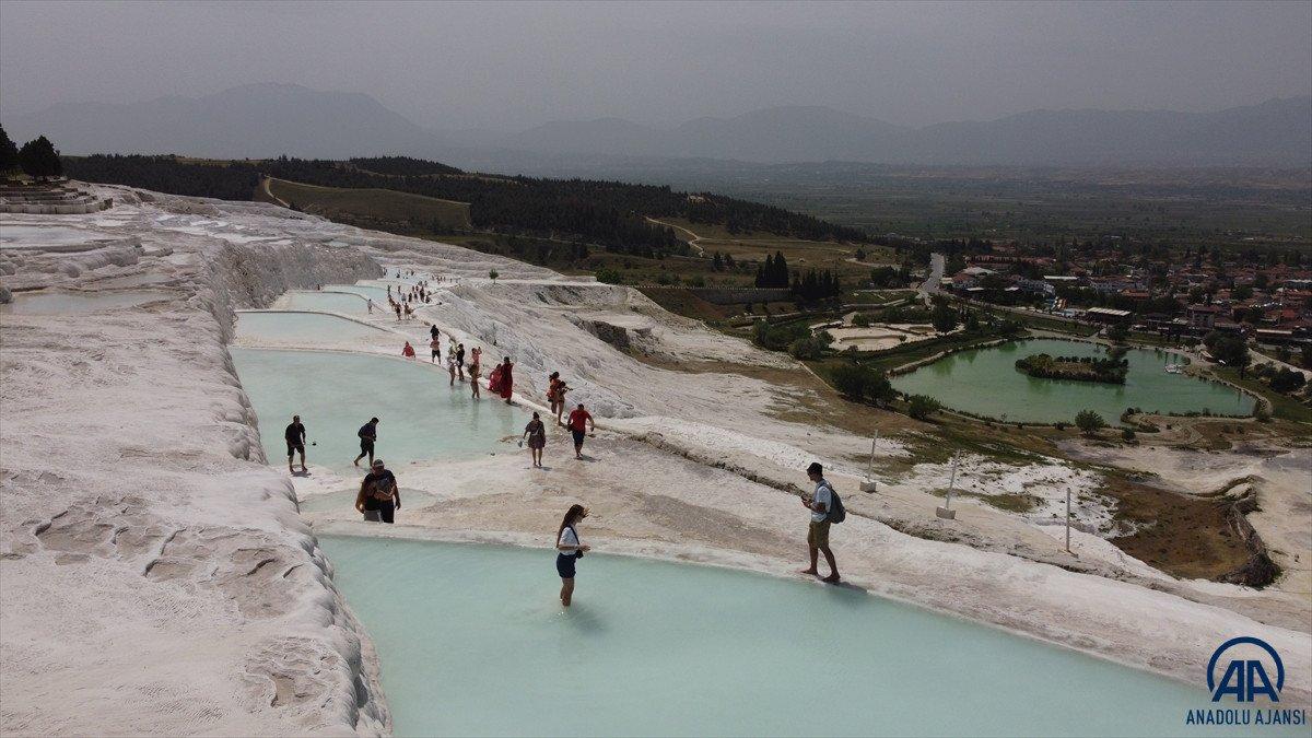 'Beyaz Cennet' Pamukkale turistlere kaldı