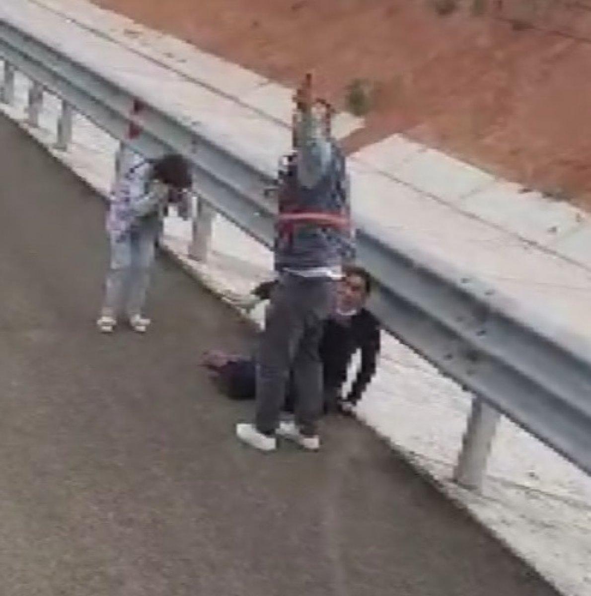 Ankara'da yol ortasında kadına şiddet