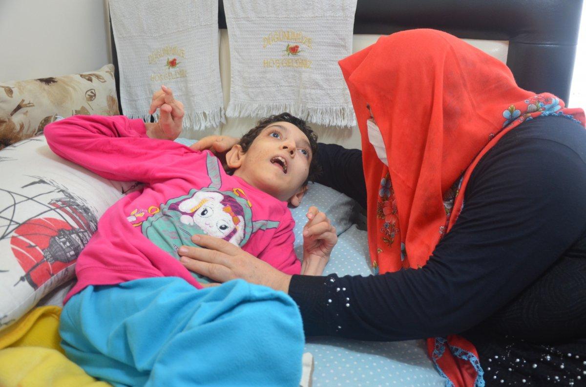 Ordu'da kas hastası kızının 'anne' demesini bekliyor