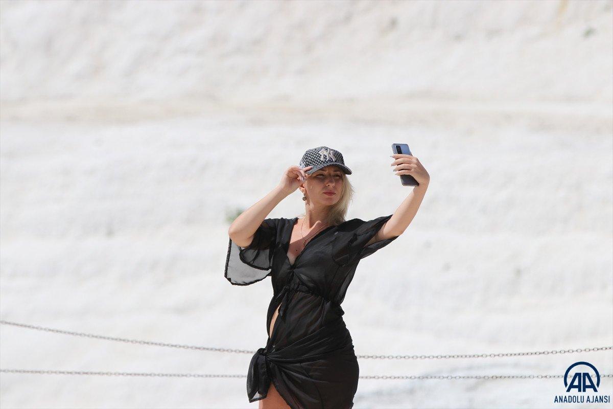'Beyaz Cennet' Pamukkale turistlere kaldı