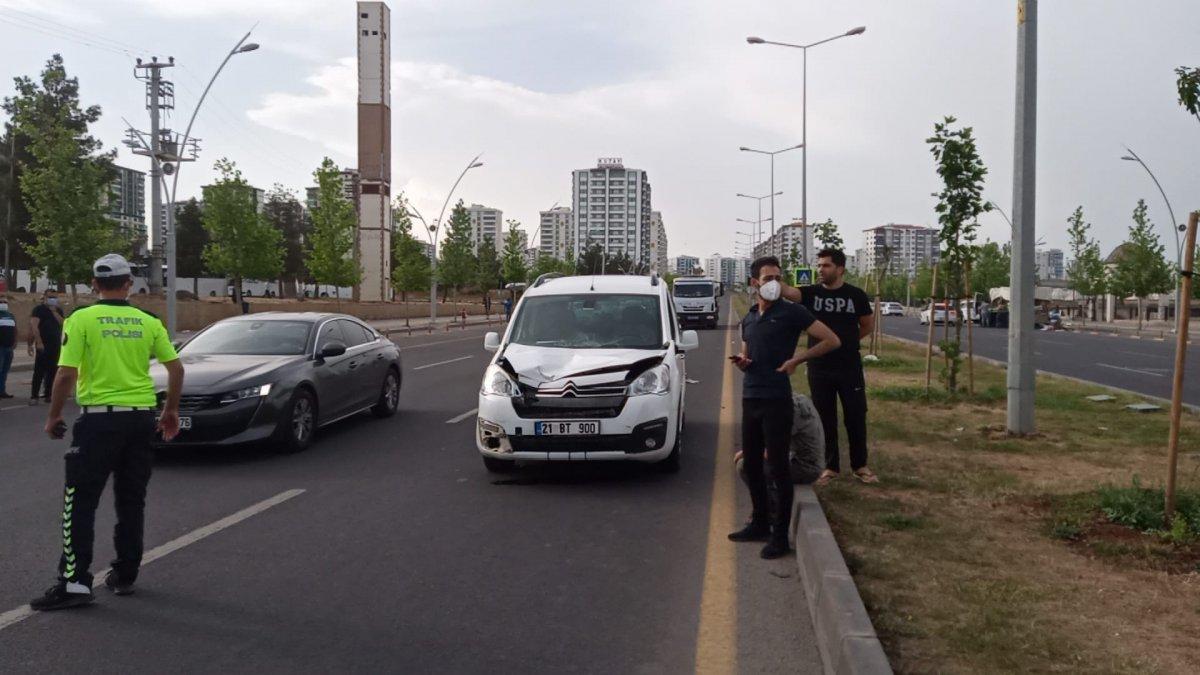 Diyarbakır’da kaçak göçmene hafif ticari araç çarptı